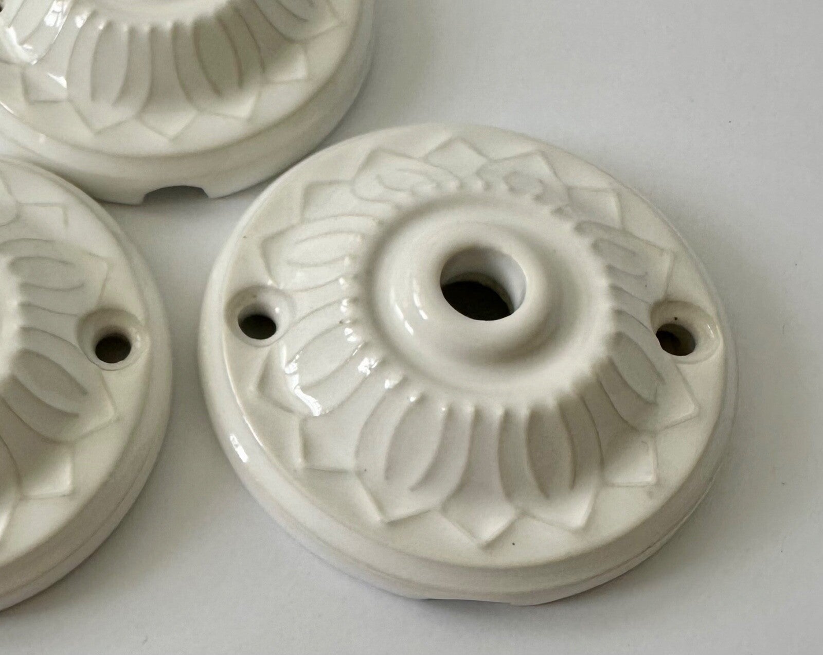 Vintage French style patterned ceiling rose plate ceramic porcelain white 7cm2