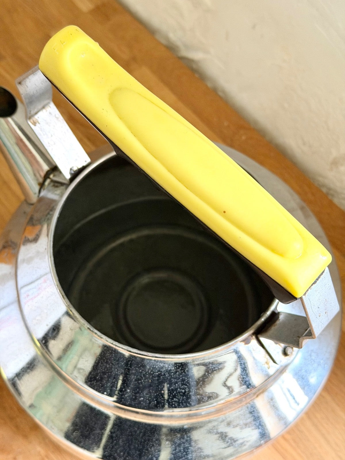 1950s Vintage Chrome Stove Kettle Famo Yellow Black Handle French 2.2 litres7
