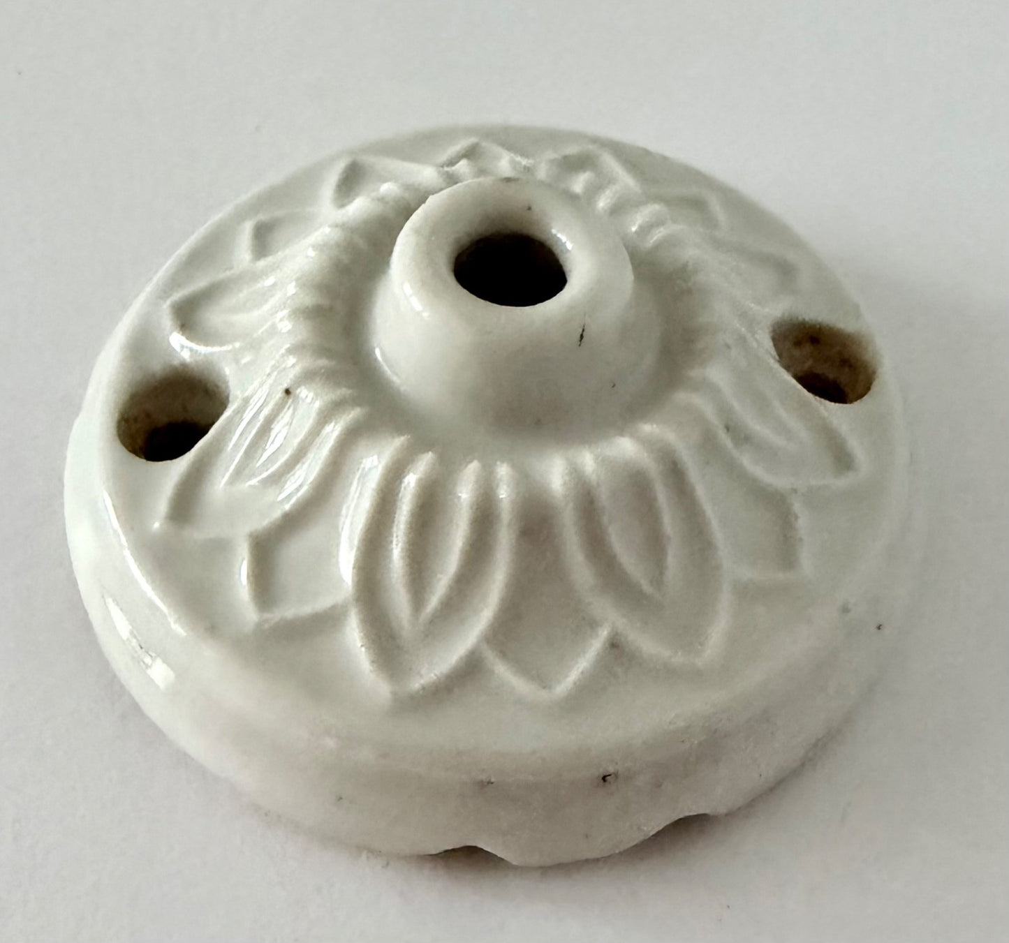 Small Vintage French patterned ceiling rose plate ceramic porcelain white1