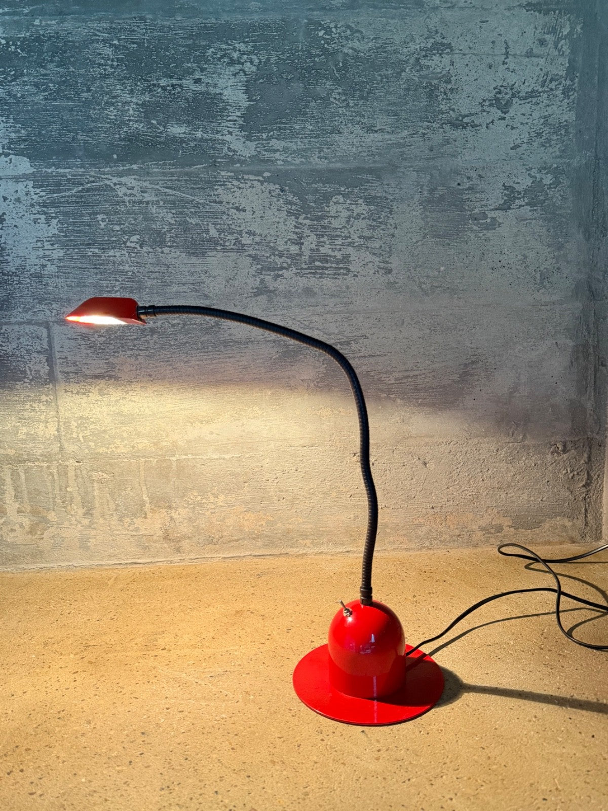 Large 1980s Memphis Red Gooseneck Desk Lamp Vintage Adjustable Bendy9