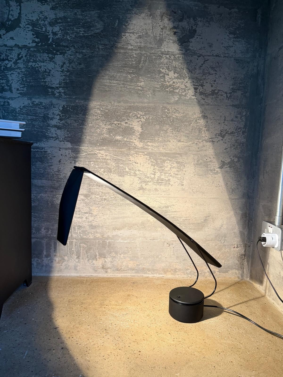 Large Vintage Italian 1980s Dove Desk Lamp Black  Adjustable Desiger Mid Century2