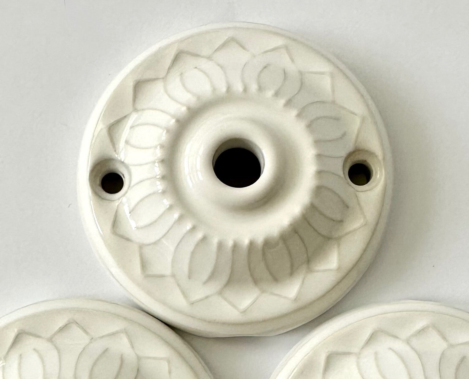Vintage French style patterned ceiling rose plate ceramic porcelain white 7cm1