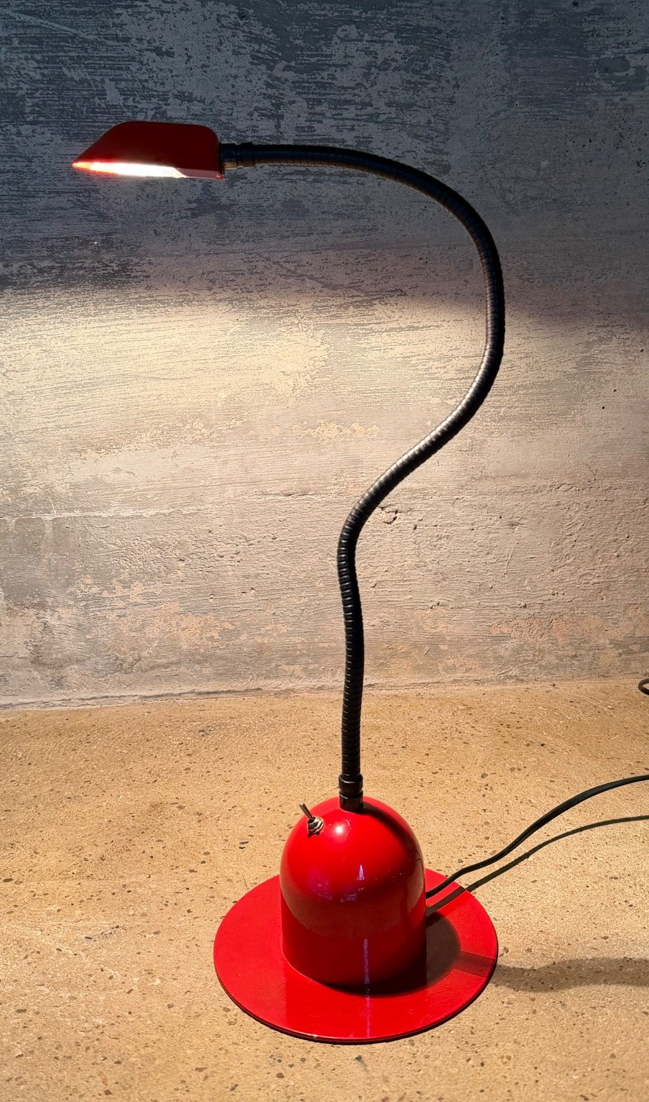 Large 1980s Memphis Red Gooseneck Desk Lamp Vintage Adjustable Bendy7
