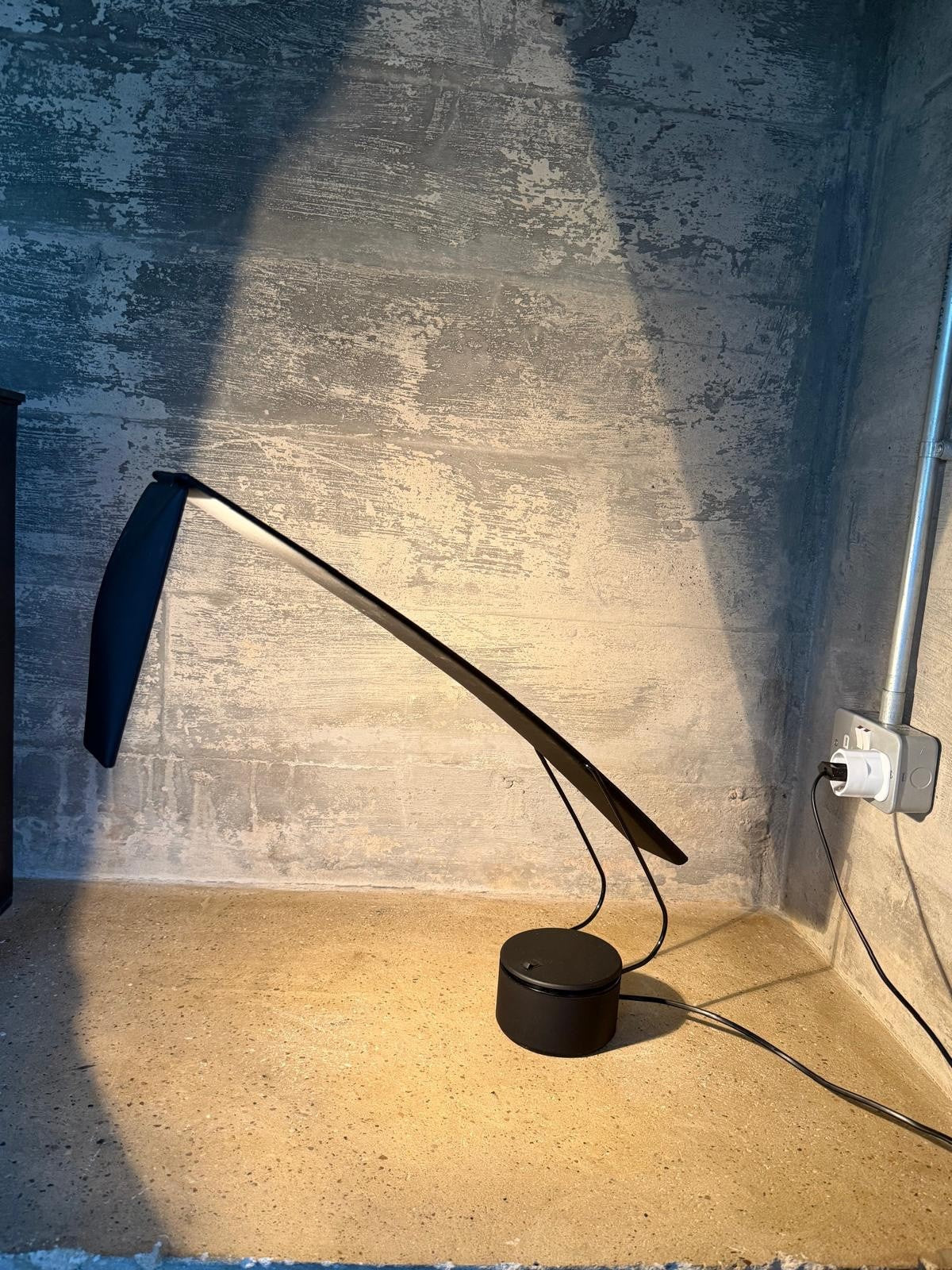 Large Vintage Italian 1980s Dove Desk Lamp Black  Adjustable Desiger Mid Century4