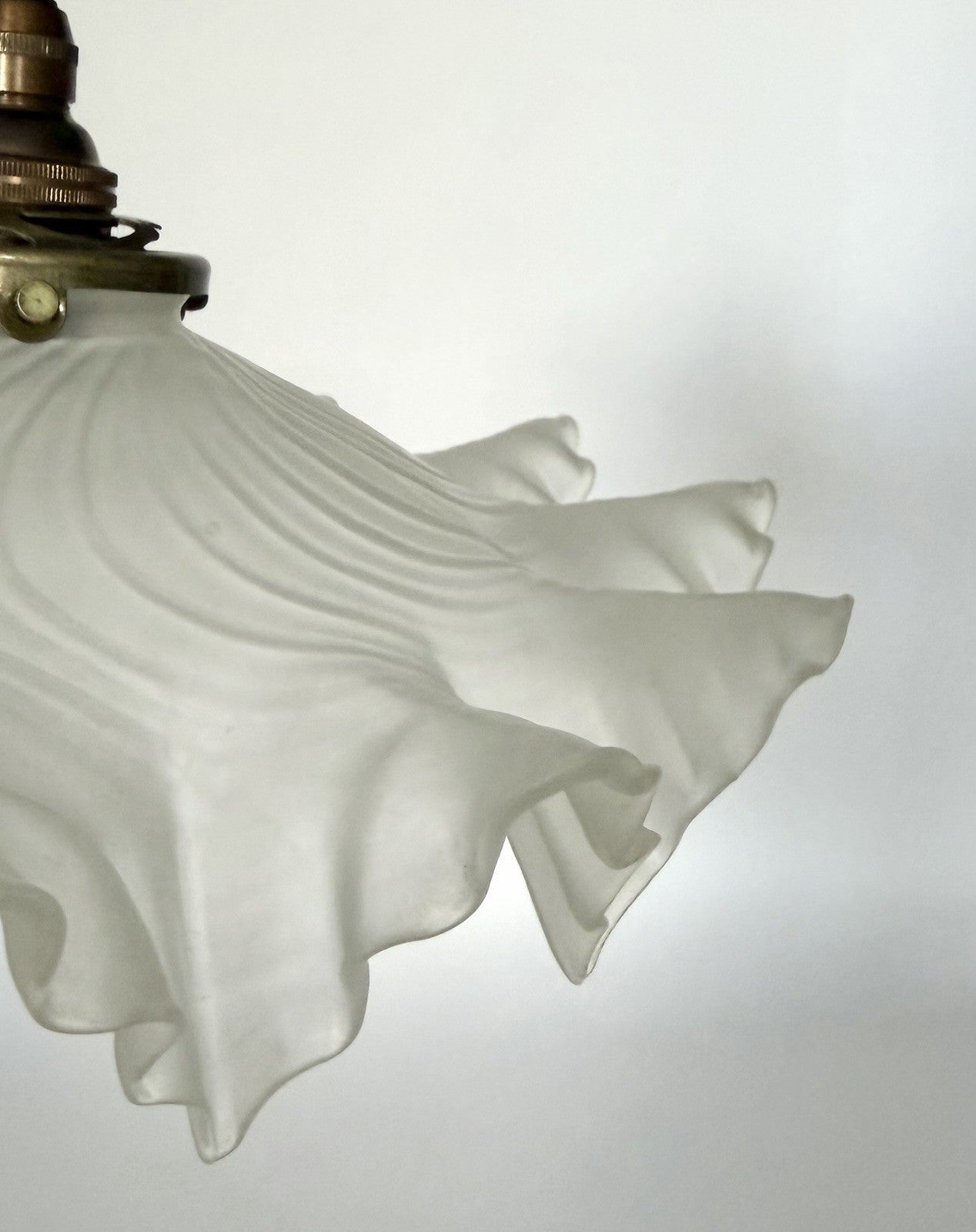Vintage French frosted glass frilly coolie light shade & brass fittings3