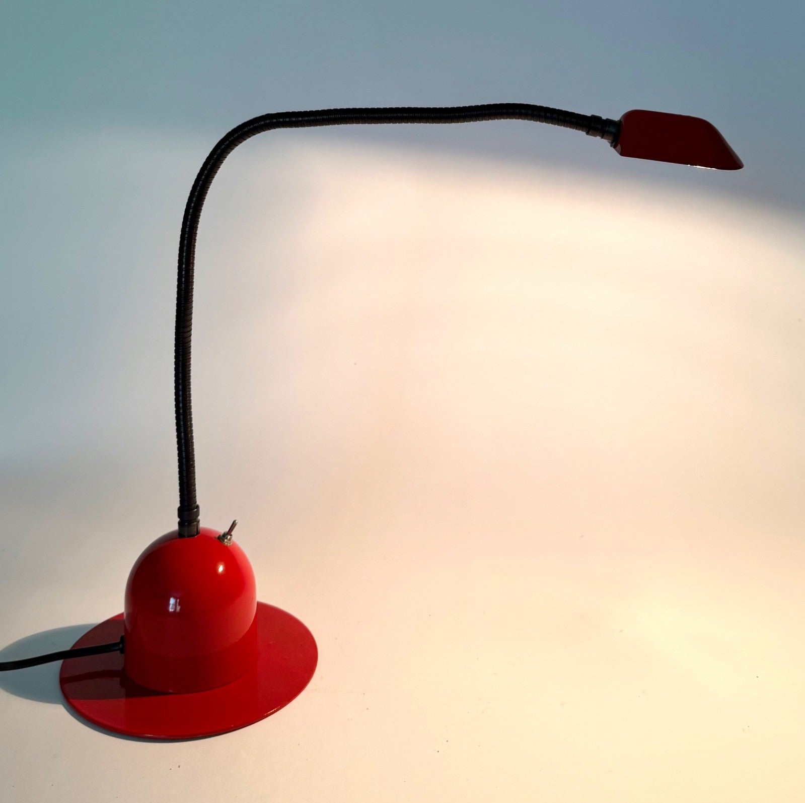 Large 1980s Memphis Red Gooseneck Desk Lamp Vintage Adjustable Bendy1
