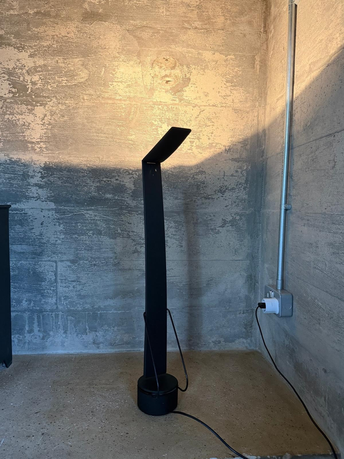 Large Vintage Italian 1980s Dove Desk Lamp Black  Adjustable Desiger Mid Century8