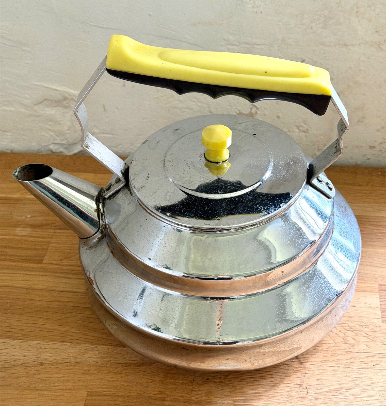 1950s Vintage Chrome Stove Kettle Famo Yellow Black Handle French 2.2 litres4
