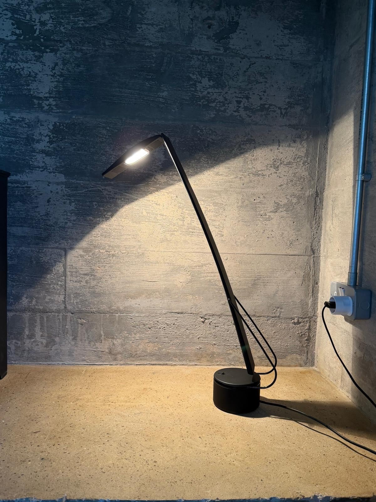 Large Vintage Italian 1980s Dove Desk Lamp Black  Adjustable Desiger Mid Century3